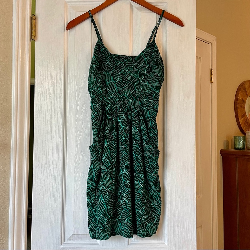 Short green dress with pockets